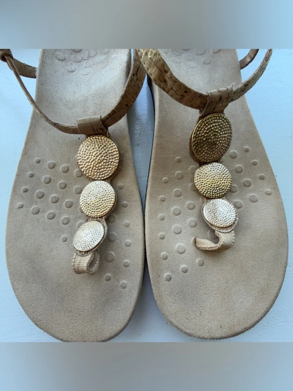 Vionic Lizbeth T-Strap Orthotic Sandals Women's Size 9 Cork Gold.
